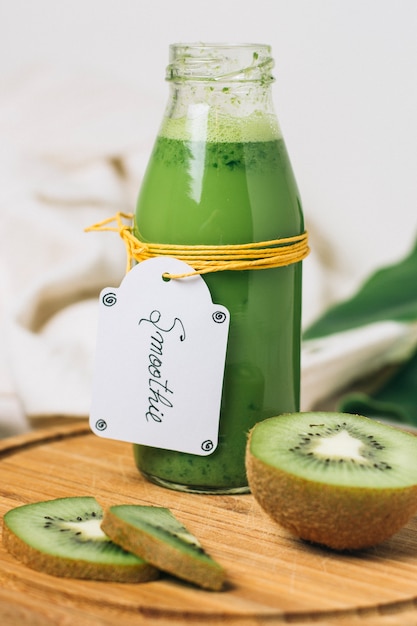 Gratis foto sluit omhoog smoothie met kiwi