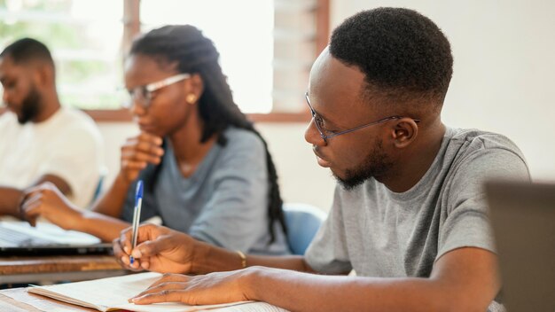 Sluit omhoog studenten die samen studeren