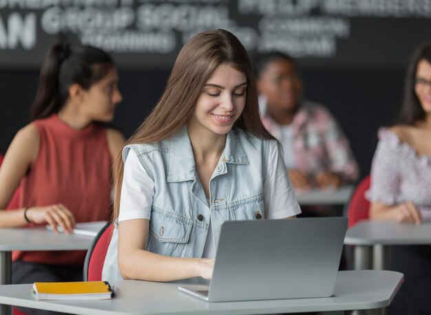 Sluit omhoog studenten in klaslokaal