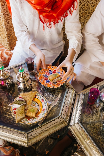 Gratis foto sluit omhoog van arabisch voedsel in restaurant