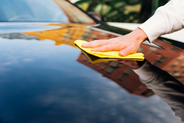 Sluit omhoog van buitenkant van de persoon de schoonmakende auto