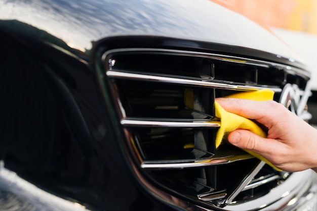 Sluit omhoog van buitenkant van de persoon de schoonmakende auto