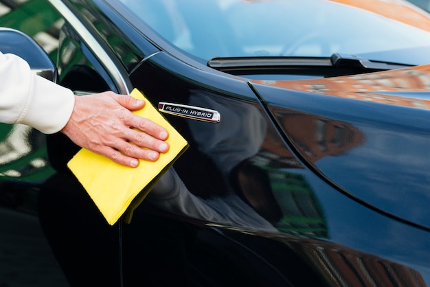 Sluit omhoog van buitenkant van de persoon de schoonmakende auto