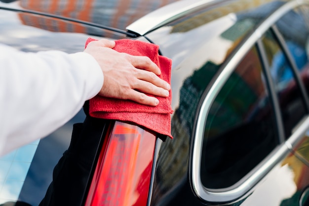 Sluit omhoog van buitenkant van de persoon de schoonmakende auto