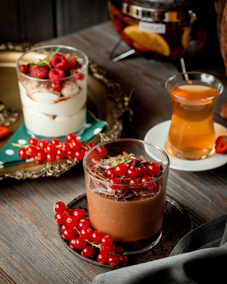 Gratis Foto sluit omhoog van chocoladepudding die met bessen wordt versierd