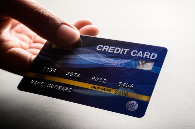 Gratis foto sluit omhoog van de creditcard van de handholding