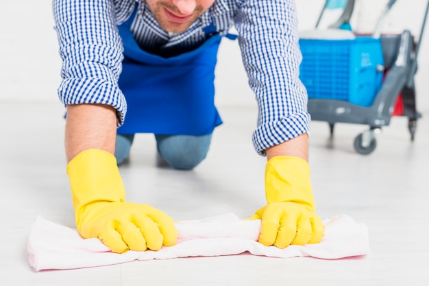 Sluit omhoog van de mens die zijn huis schoonmaakt