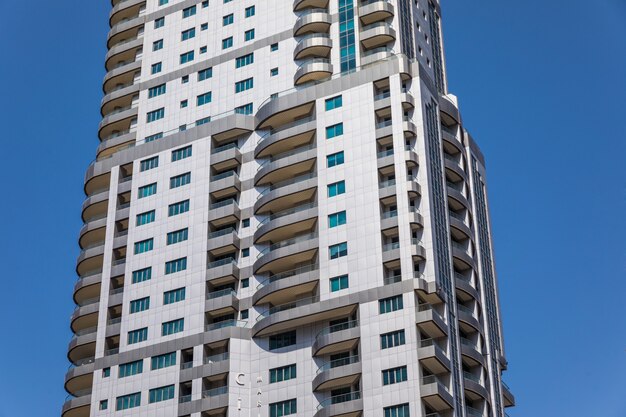 Sluit omhoog van Futuristisch stadslandschap van wolkenkrabbers.