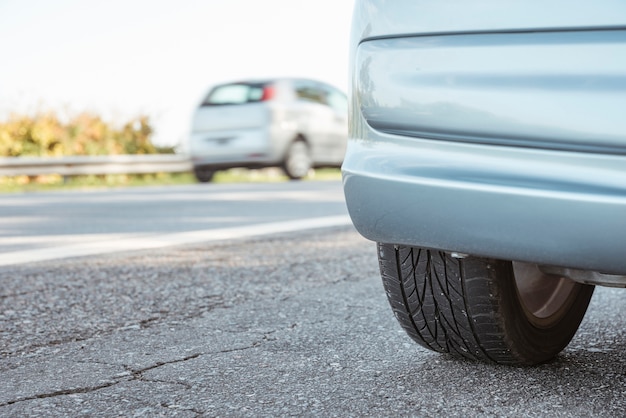 Sluit omhoog van geparkeerde auto naast weg