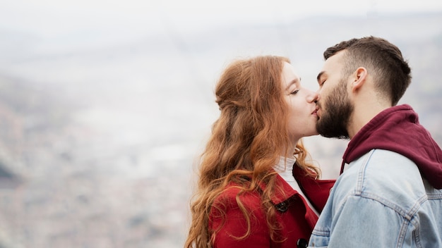 Gratis foto sluit omhoog van het jonge paar kussen