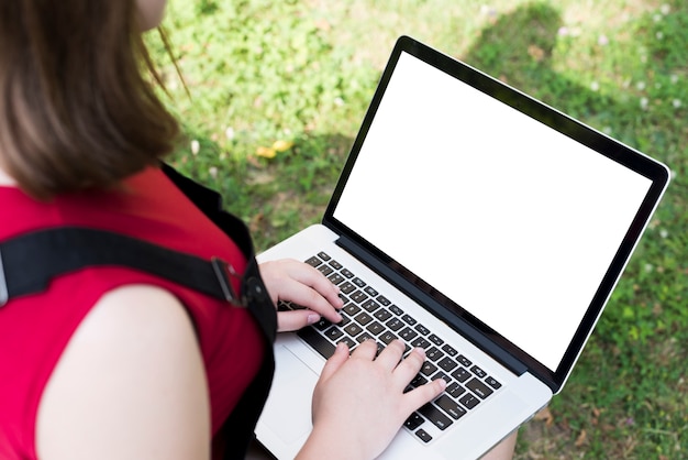 Sluit omhoog van highschoolmeisje gebruikend laptop