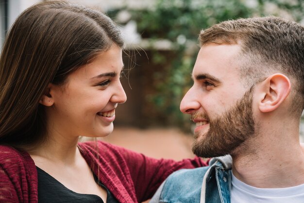 Sluit omhoog van jong paar in liefde