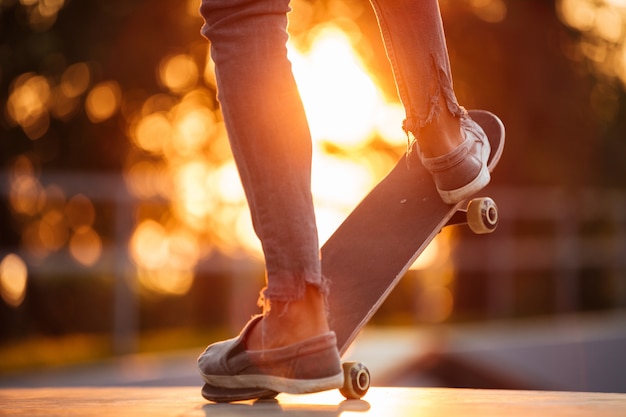 Sluit omhoog van jonge mannelijke skateboarder opleiding in vleetpark