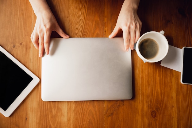 Sluit omhoog van kaukasische vrouwelijke handen tijdens het werken in bureau, bestuderend, hoogste mening