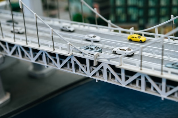 Sluit omhoog van model kleine auto's op het viaduct, verkeersconcepten.