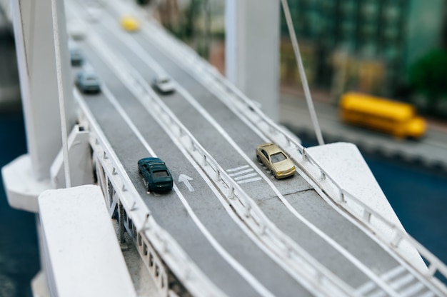 Sluit omhoog van model kleine auto's op het viaduct, verkeersconcepten.