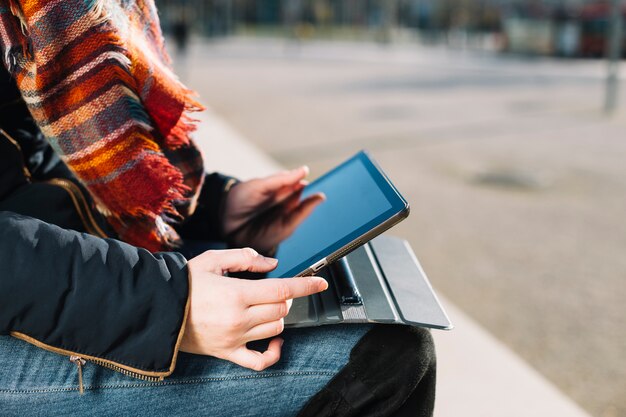 Sluit omhoog van onderneemster die in openlucht met tablet werken