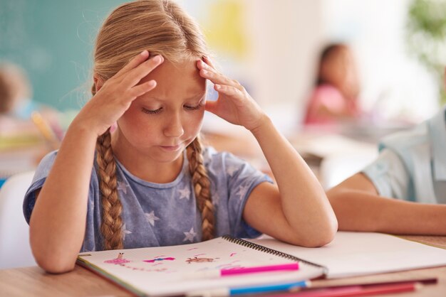 Sluit omhoog van peinzend blond haarmeisje