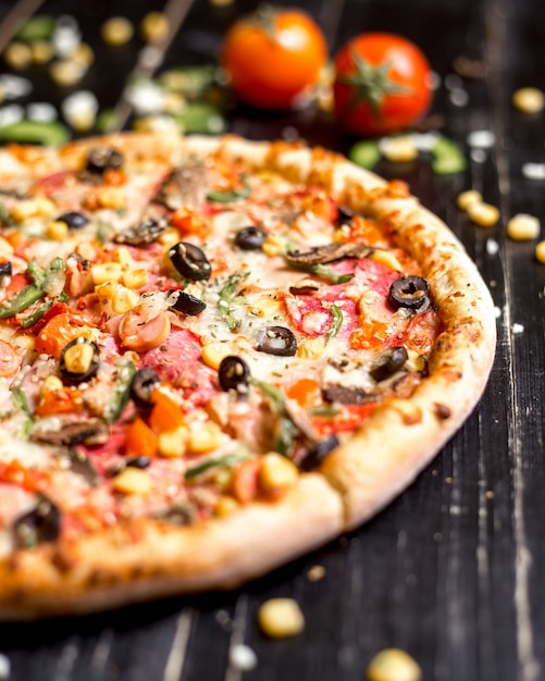 Gratis foto sluit omhoog van pepperonispizza met sesam bestrooit