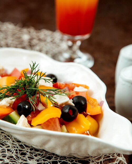 Sluit omhoog van plantaardige salade met de tomaten witte kaas van de de komkommertomaat van de olijvengroene paprika