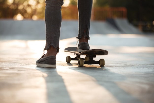 Sluit omhoog van skateboardersvoeten het schaatsen