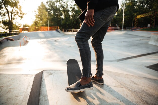 Sluit omhoog van skateboardersvoeten het schaatsen