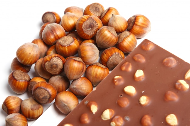 Sluit omhoog van smakelijke chocolade met hazelnoten