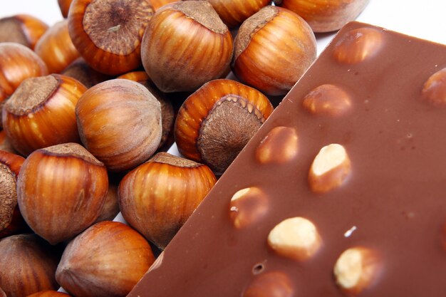 Sluit omhoog van smakelijke chocolade met hazelnoten