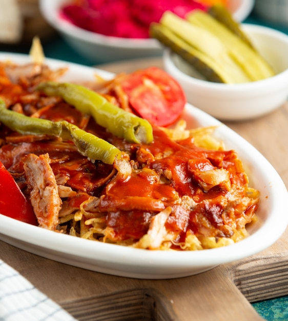 Sluit omhoog van Turkse kip doner kebab met shoestrings en tomatensaus