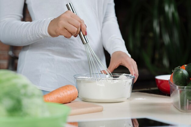 Sluit omhoog van vrouw het koken