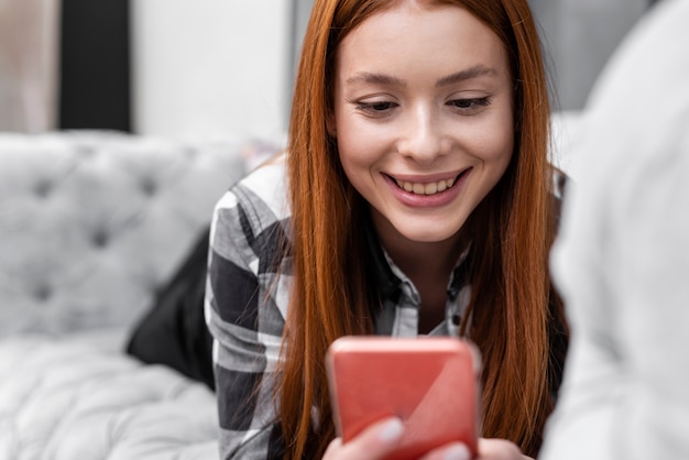 Sluit omhoog vrouw communicerend op telefoon