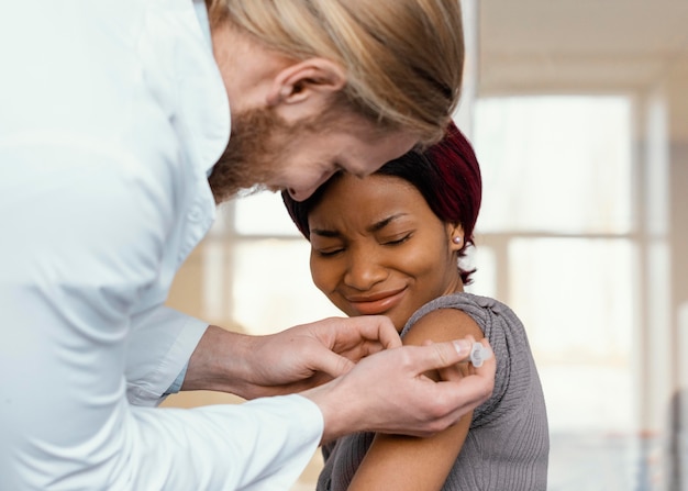 Sluit omhoog vrouw die wordt ingeënt