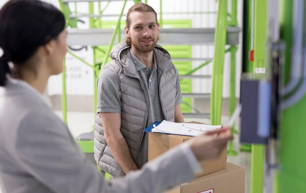 Sluit omhoog vrouw en man op het werk