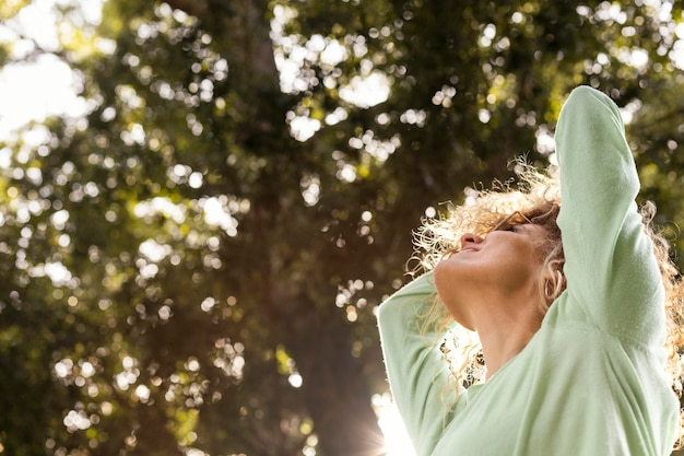 Gratis foto sluit omhoog vrouw in aard