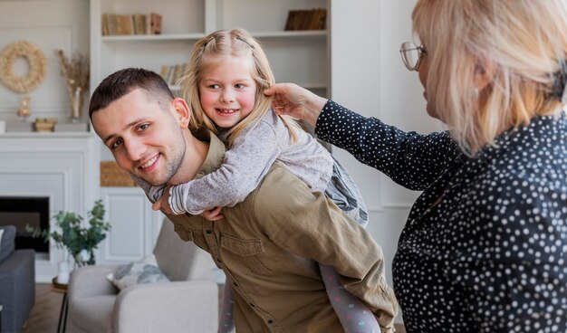 Sluit omhoog vrouw, man en meisje