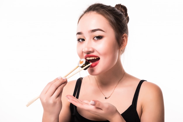 Sluit portret van een mooie vrouw die sushibroodjes eet