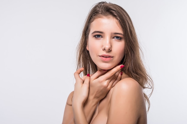 Sluit portret van jong donkerbruin modelmeisje zonder kleren met manierkapsel dat op witte achtergrond wordt geïsoleerd