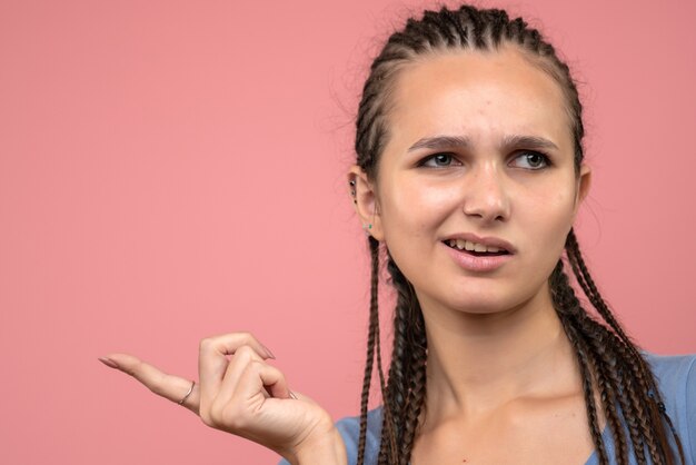 Sluit vooraanzicht van jong meisje op roze