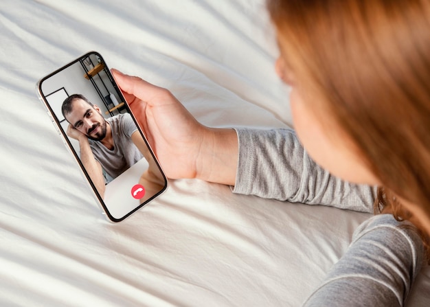 Sluit vriend videogesprek op telefoon