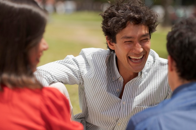 Gratis foto sluit vrienden aan het lachen