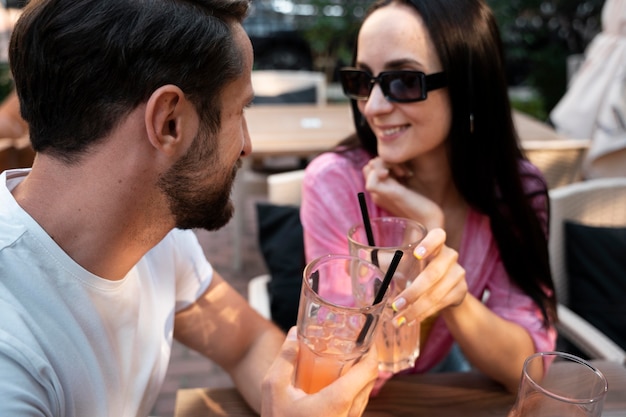 Sluit vrienden aan tafel met drankjes