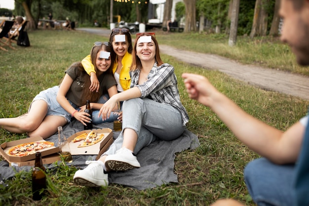 Sluit vrienden af die op gras zitten