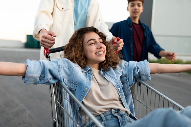 Gratis foto sluit vrienden die pret met kar hebben