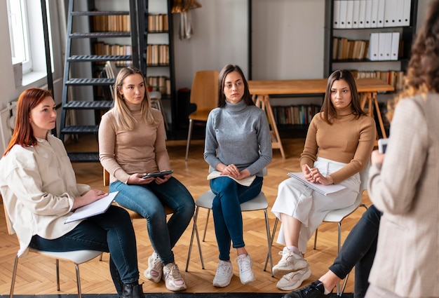 Sluit vrouwen die op stoelen zitten