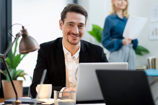 Gratis foto sluit zakenmensen op het werk af