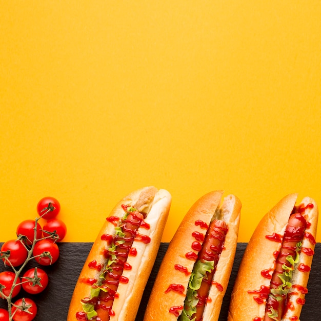 Gratis foto smaakvolle hotdogs met tomaten