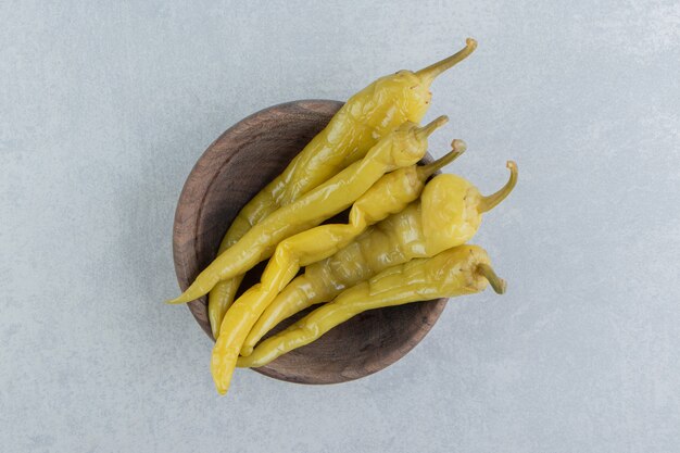 Smaakvolle peper en plak op een bord op het marmeren oppervlak