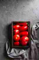 Gratis foto smaakvolle rode tomaten in een mand plat