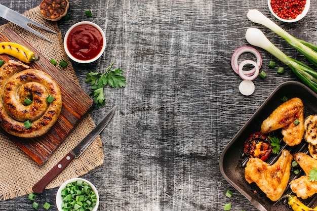 Smakelijk gebakken vlees voor gezonde maaltijd op houten gestructureerde achtergrond
