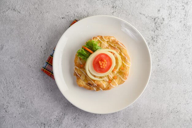 Smakelijk met het brood van de amandeldraai op witte schotel